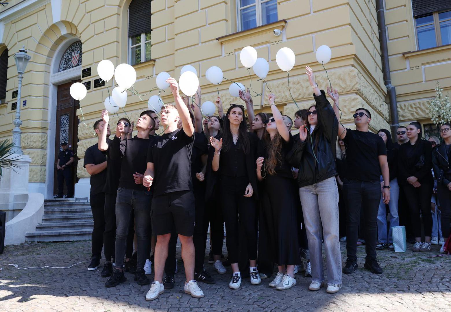 U znak sjećanja na Luku održali su 19 minuta šutnje za njegovih 19 godina života, nakon čega su u nebo pustili 19 bijelih balona. Bijelim balonima od Luke su se oprostili i maturanti zadarskog MIOC-a, koji su ih pustili u zrak u 8 sati i 19 minuta.