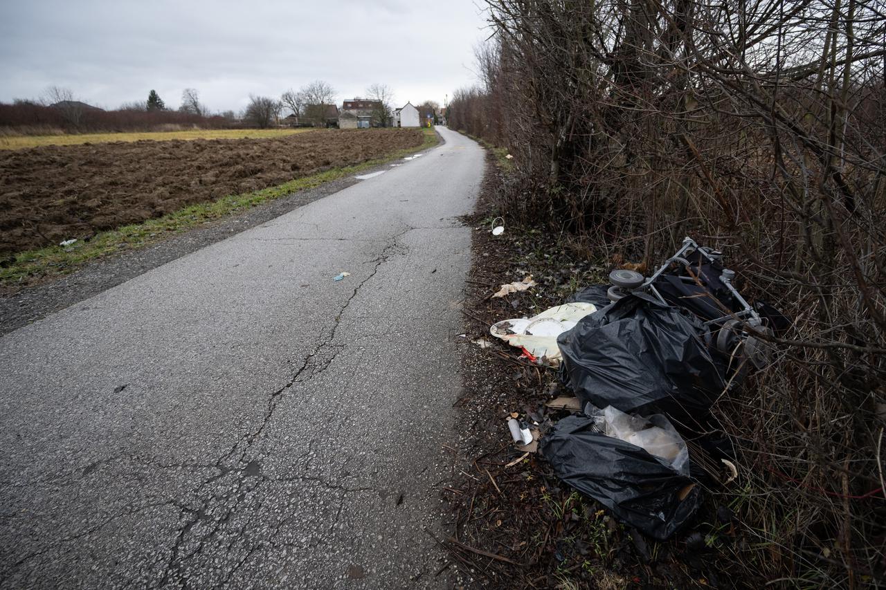 Zagreb: Gomila smeća ostavljena uz cestu u ulici Svilkovići odvojak