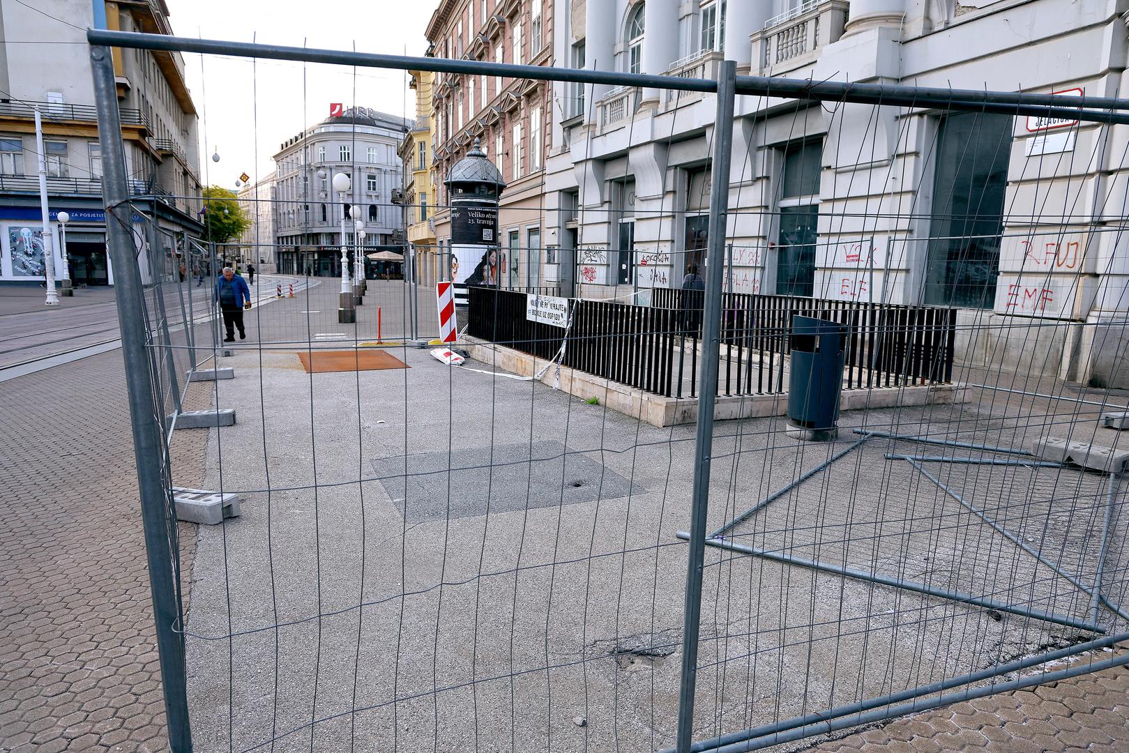 Nakon zatvaranja starog javnog zahoda jedan od planova njegove prenamjene bio je da postane podzemni akvarij za slatkovodne ribe. To se, naravno, nikad nije dogodilo. 