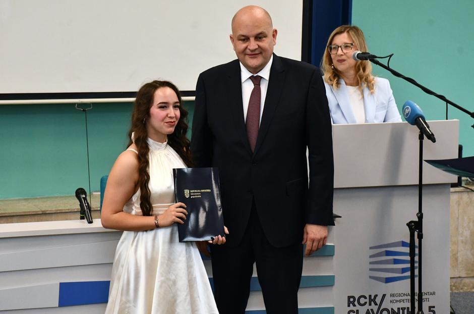 Ministar gospodarstva Ante Susnjar sudjelovao je u Tehnickoj skoli na dodjeli ugovora o stipendiranju ucenika koji se skoluju za deficitarna zanimanja