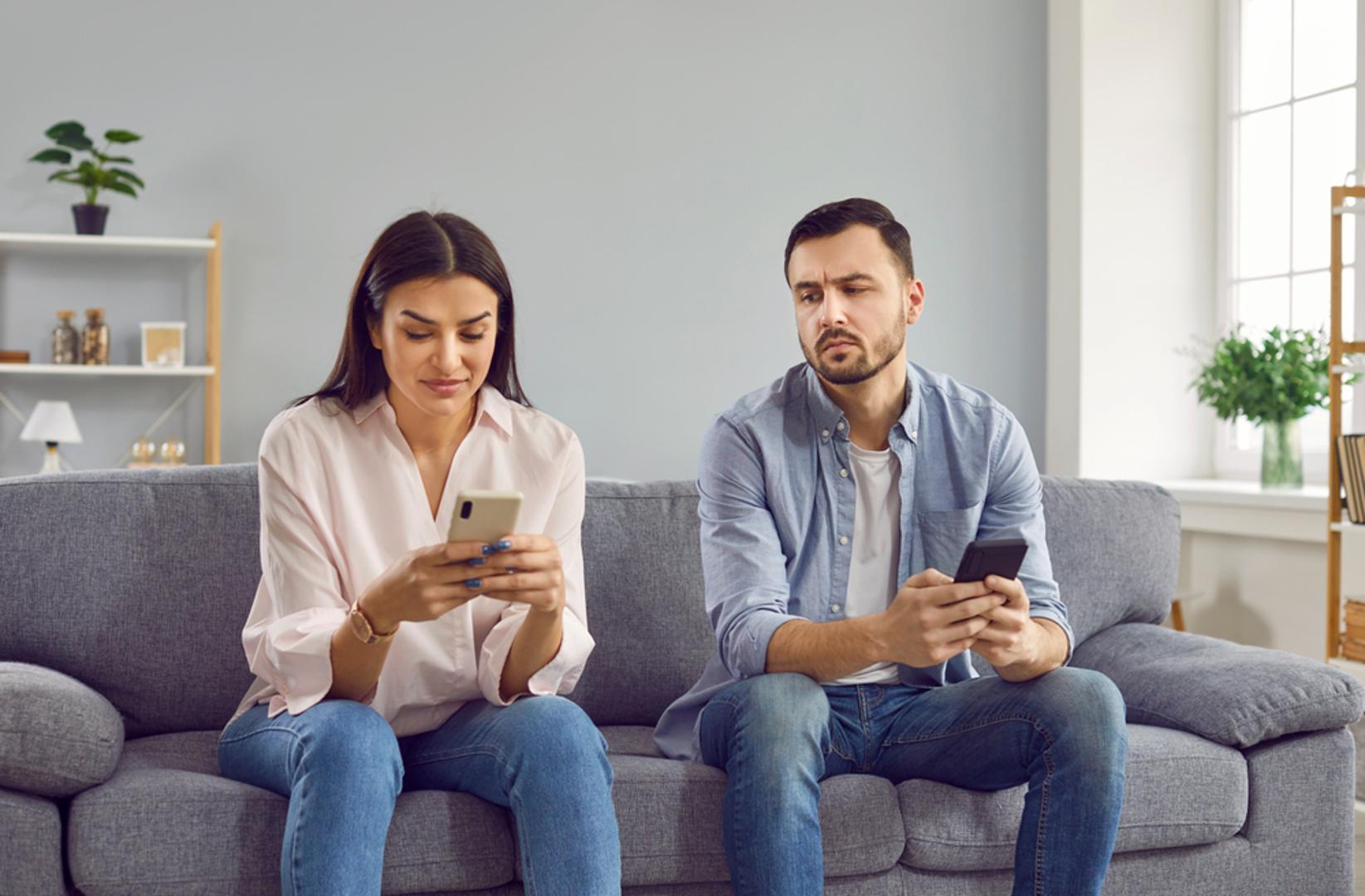 Rak: Rak je vrlo emotivan i osjetljiv znak kojem je bliskost iznimno važna, pa ga i najmanji znak udaljavanja može pogoditi više nego što će pokazati. Kad osjeti nesigurnost, lako počinje zamišljati različite scenarije i povlačiti se u sebe, iako mu je zapravo najpotrebnija potvrda ljubavi. Njegova ljubomora često ne izgleda kao otvorena drama, nego kao povrijeđenost, šutnja i pojačana potreba za pažnjom.