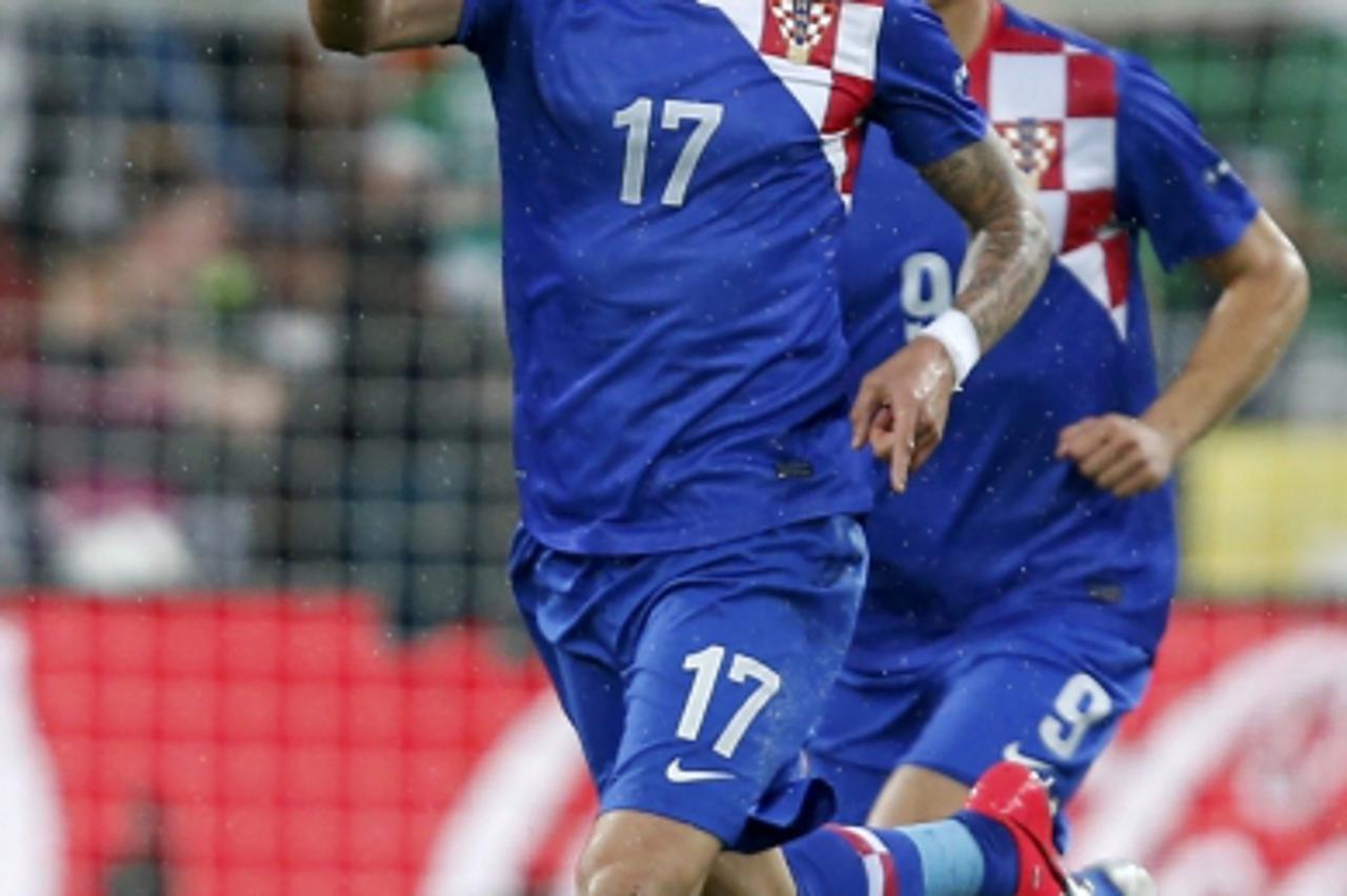 'Croatia\'s Mario Mandzukic (L) celebrates his scoring during their Group C  Euro 2012 soccer match against Ireland at the City stadium in Poznan, June 10, 2012. REUTERS/Sergio Perez (POLAND  - Tags: 