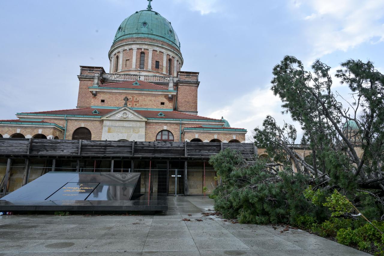 Zagreb: Teško oštećeno gradsko groblje Mirogoj