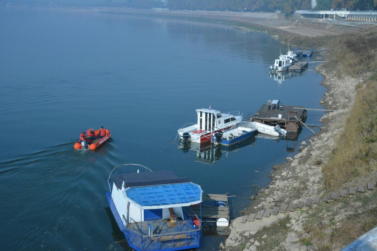 Naftna mrlja na Savi kod Slavonskog Broda