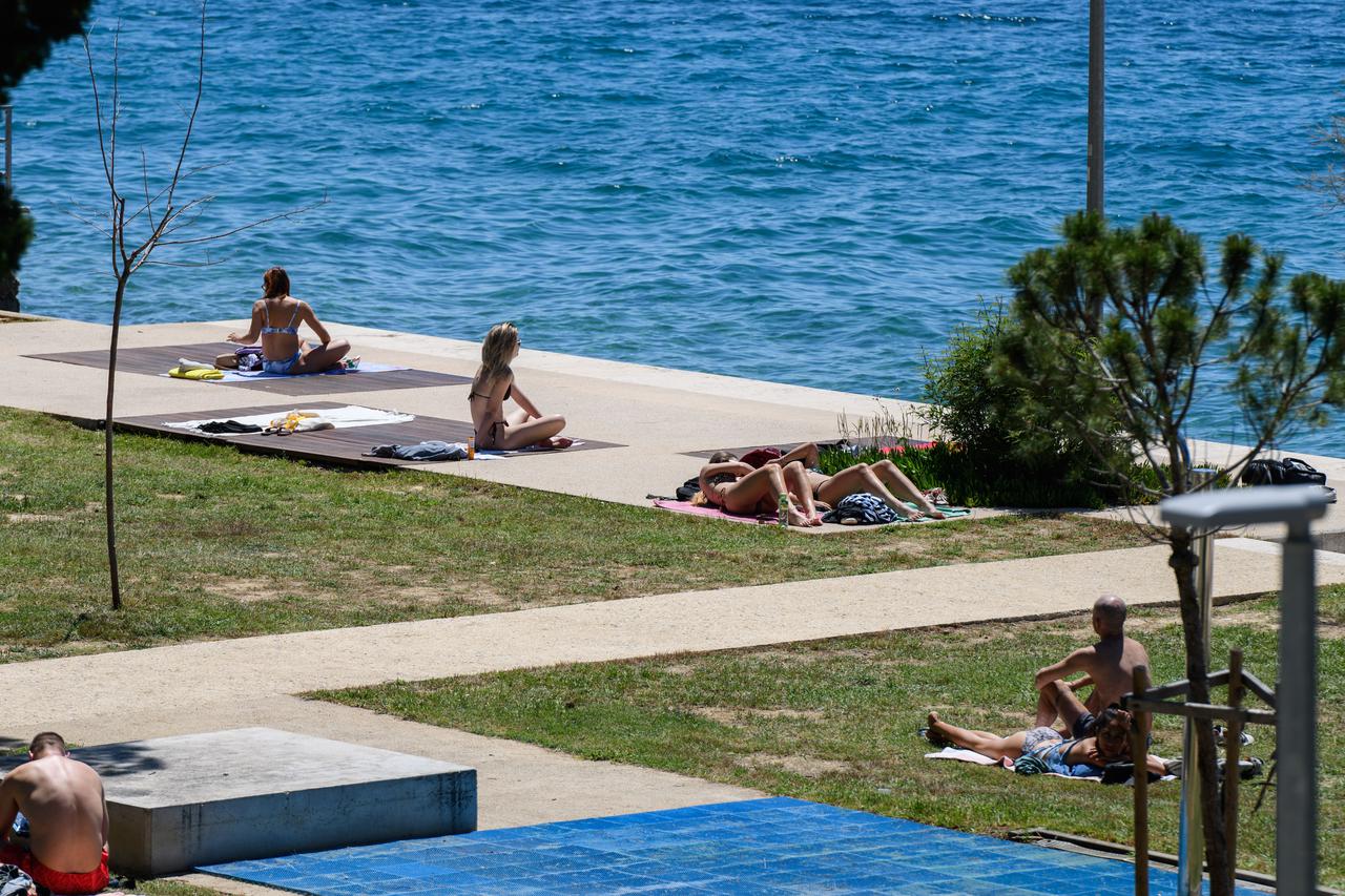 Zadar: Kupači iskoristili sunčan dan na gradskoj plaži Kolovare