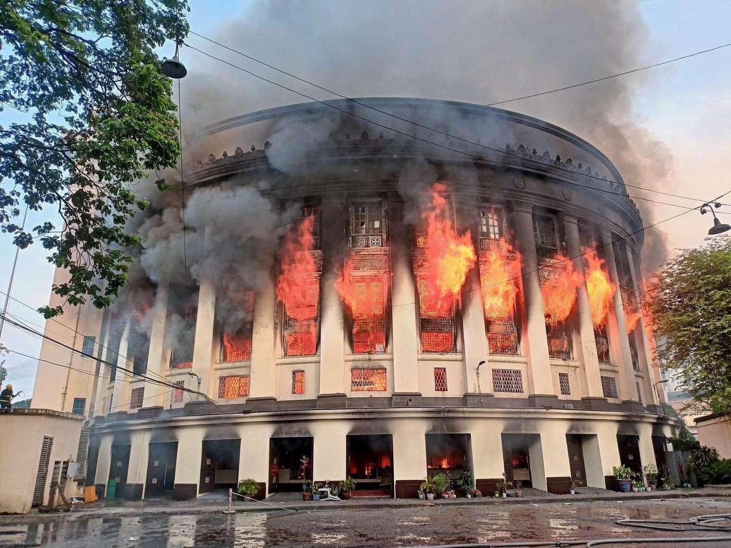 Smoke erupts as a massive fire hits Manila Central Post Office building in Manila, Philippines, May 22, 2023. Bureau Of Fire Protection NCR/Handout via REUTERS    THIS IMAGE HAS BEEN SUPPLIED BY A THIRD PARTY. MANDATORY CREDIT. NO RESALES. NO ARCHIVES. Photo: BUREAU OF FIRE PROTECTION NCR/REUTERS