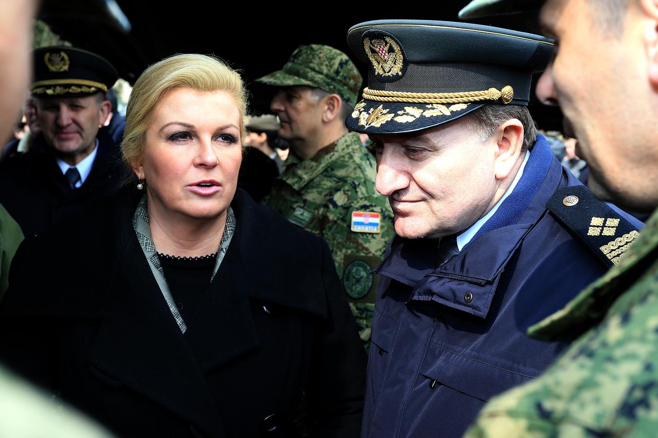 14.03.2015., Pozega - Predsjednica Republike i vrhovna zapovjednica Oruzanih snaga RH Kolinda Grabar Kitarovic prisustvovala je svecanoj prisezi 14. narastaja dragovoljnih rocnika i nakon prisege upoznala se sa djelovanjem vojske i vojne opreme. Kolinda G
