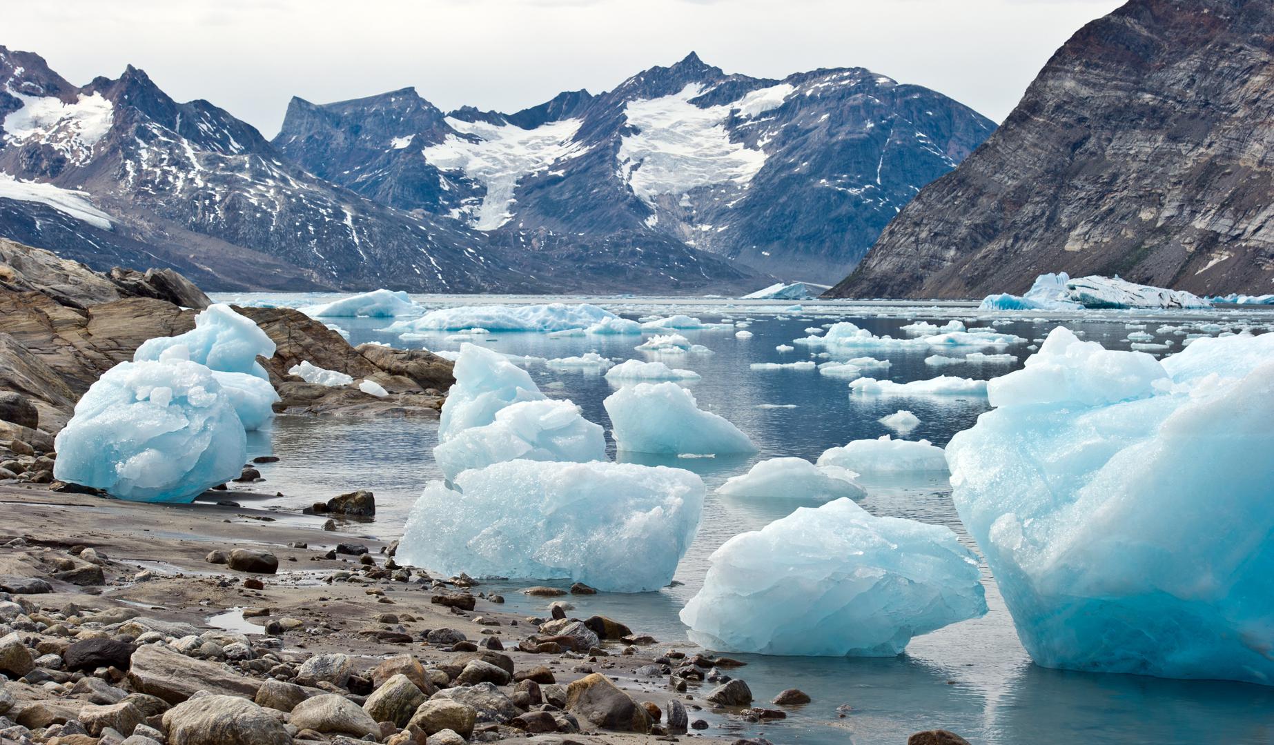  Trenutno je istočna obala, okrenuta prema Europi, najprivlačnija za istraživanje divlje strane Grenlanda. Ova surova regija, s dramatičnom obalom fjordova i santama leda koje plutaju prema jugu, ima vrlo malo turista. Bez cesta i s tek 3500 stanovnika raštrkanih na prostoru veličine udaljenosti između New Yorka i Denvera, pruža osjećaj potpune izolacije.