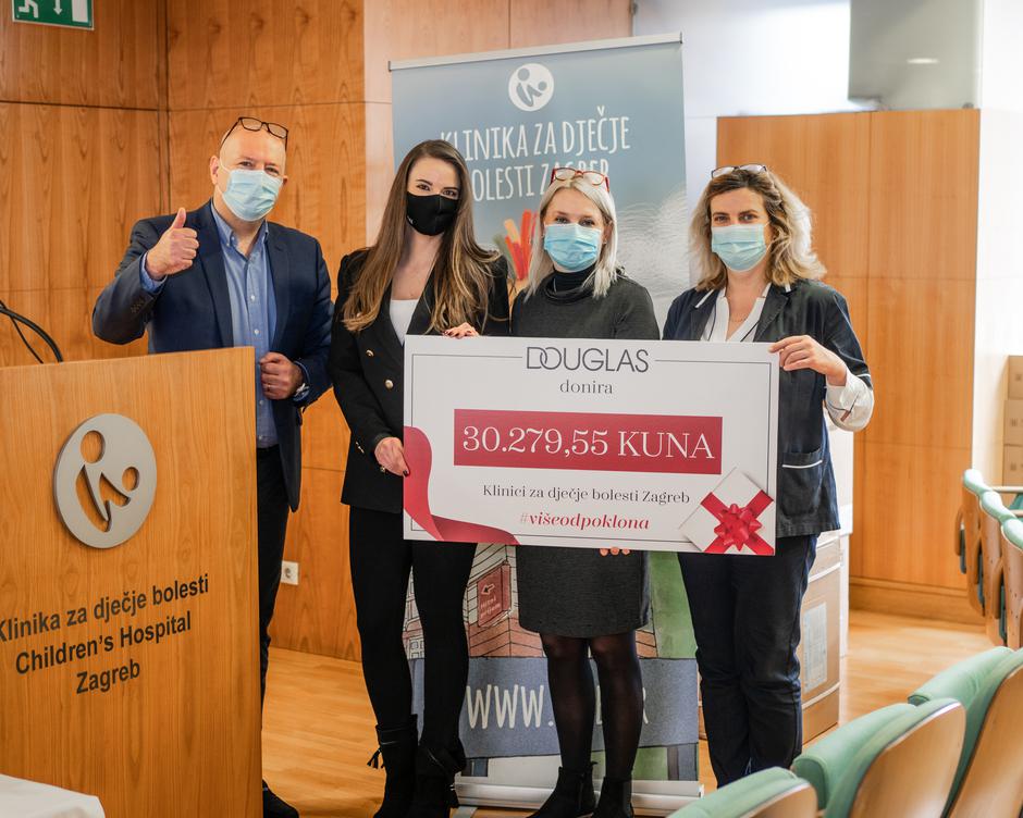 Posebne čestitke Douglas parfumerija oduševile kupce!