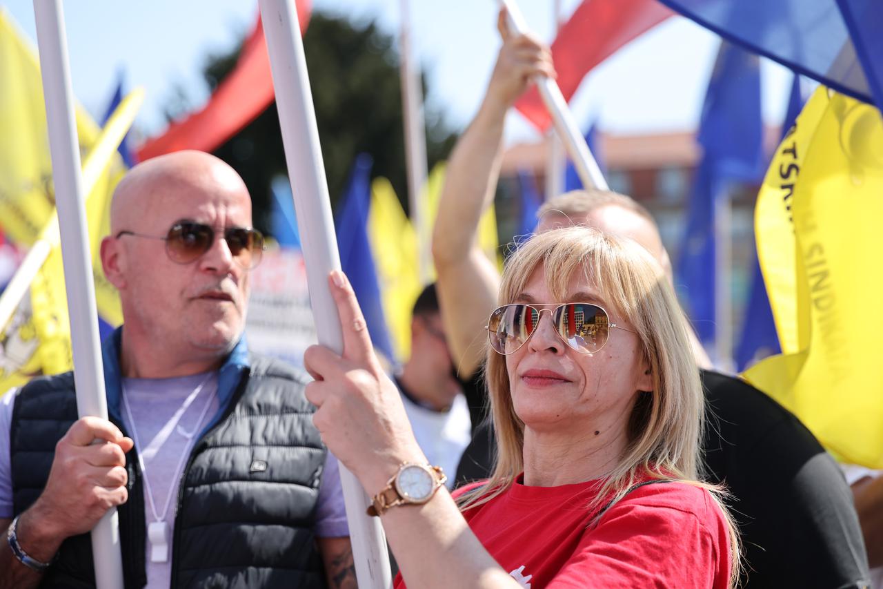 Zagreb: Okupljanje prosvjednika na prosvjedu "Hrvatska zajedno za veće plaće i mirovine"
