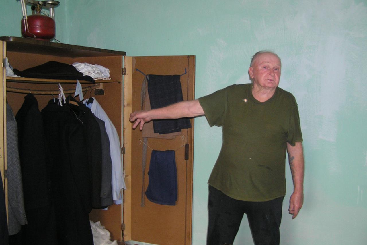 'zagorje - 02.11. 2010., Zlatar, Hrvatska - Stjepan Mazan pokazuje ormar iz kojeg su kradljivice uzele njegov  novac koji je stedio cijeli zivot'