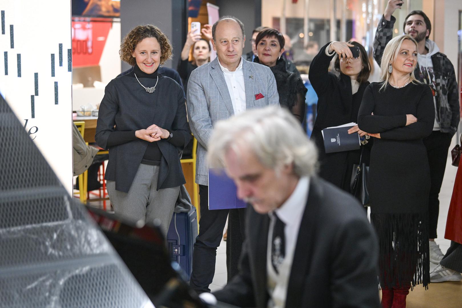 Instrument je nazvan Klavir nade, tijekom Adventa i blagdana na njemu svirat će studenti Muzičke akademije, a klavir će tamo ostati do kraja 2026.