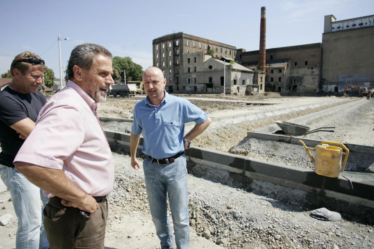 '08.08.2011., Zagreb - U krugu bivse tvornice Paromlin radnici uredjuju buducu parking zonu. U nenadan posjet dosao je i gradonacelnik Milan Bandic. Photo: Slavko Midzor/PIXSELL'