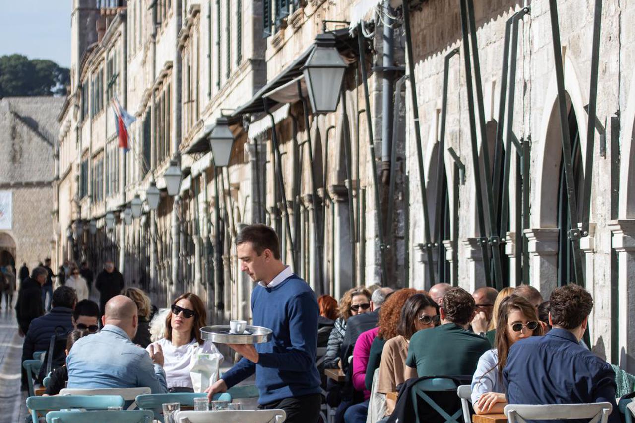 Dubrovčani i njihovi gosti uživaju u lijepom i sunčanom danu