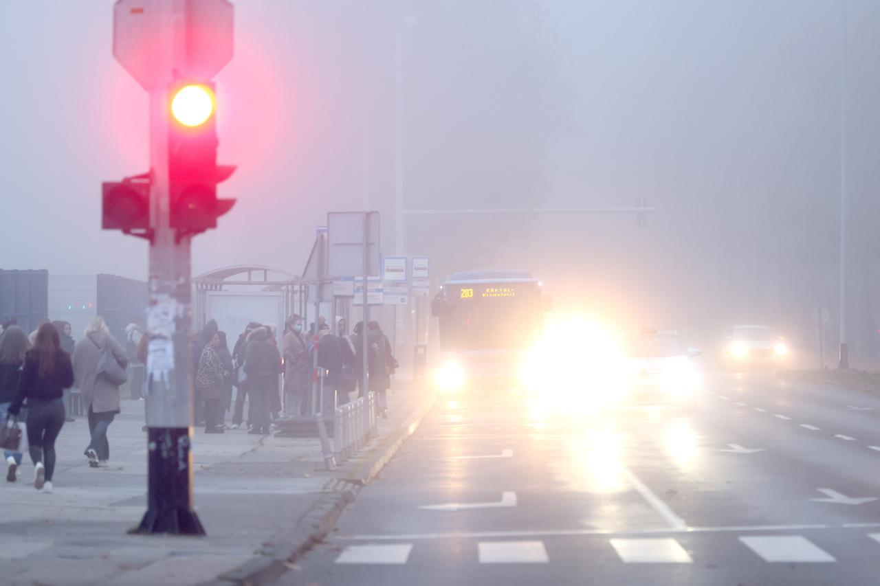 Gusta magla nad Zagrebom, glavni grad je jutros u crvenoj zoni zbog zagađenog zraka