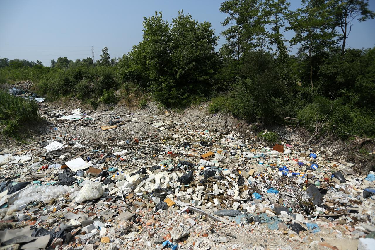 11.06.2015., Zagreb - Zelena akcija ukazuje na problem ilegalnih odlagalista otpada u Jezdovcu koji se nalaze u blizini kuca. Zadnjih 10 godina prijavljuju slucaj inspekciji zastite okolista, sumarskoj, gradjevinskoj i vodopravnoj inspekciji koji nisu nis
