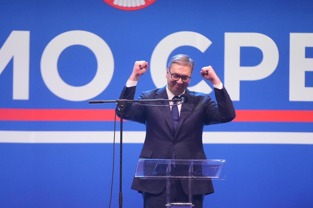 Beograd: Govor Vučića na skupu "Ne damo Srbiju" završen uz vatromet