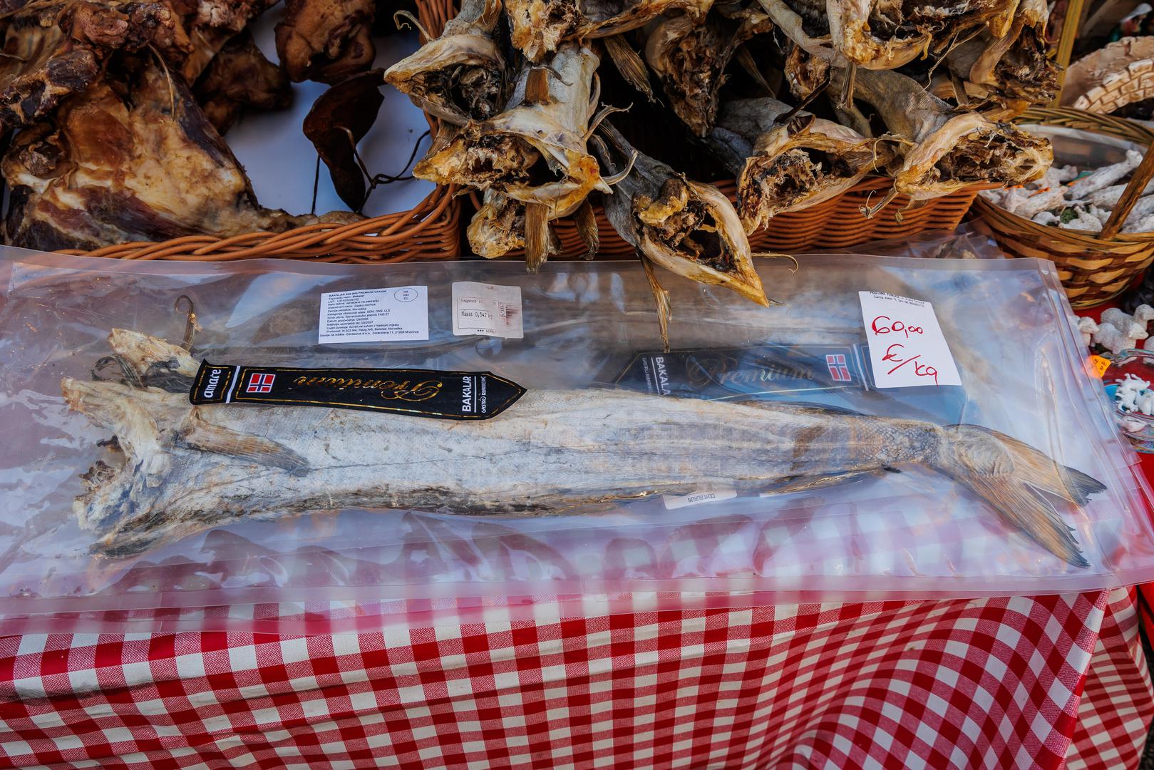 Glavne zvijezde blagdanskog stola, meso i riba, ove su godine pravi luksuz. Dok se u Osijeku domaći odojak može pronaći po cijeni od 6,99 eura za kilogram, na zagrebačkim tržnicama njegova cijena penje se i do 12 eura. Domaća purica doseže vrtoglavih 16 eura po kilogramu, a pojedini primjerci zagorske purice od tri kilograma prodaju se i za 50 eura.