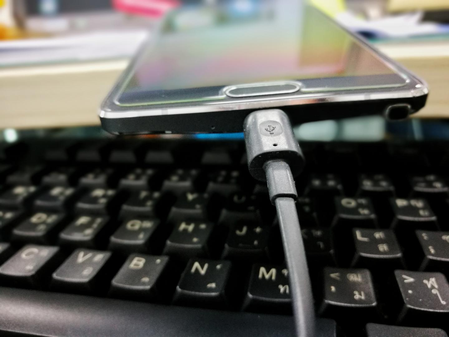 Problem nije u jednom uređaju, već u njihovom kumulativnom učinku. Prosječno kućanstvo ima desetke takvih aparata čiji zbrojeni utjecaj može biti šokantan. Vaš zabavni centar – televizor, zvučni sustav i konzola – zajedno čine malu elektranu u pripravnosti. Osim financijskog gubitka, ova rasipana energija ima i ozbiljan ekološki otisak, jer je stand-by potrošnja odgovorna za oko 1% globalnih emisija ugljičnog dioksida.