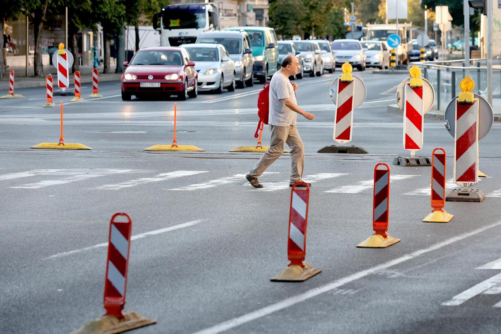 Dnevne tramvajske linije prometuju redovito. Iz Grada mole sve sudionike u prometu da prate privremenu prometnu signalizaciju te za strpljenje i razumijevanje zbog mogućih zastoja. 
