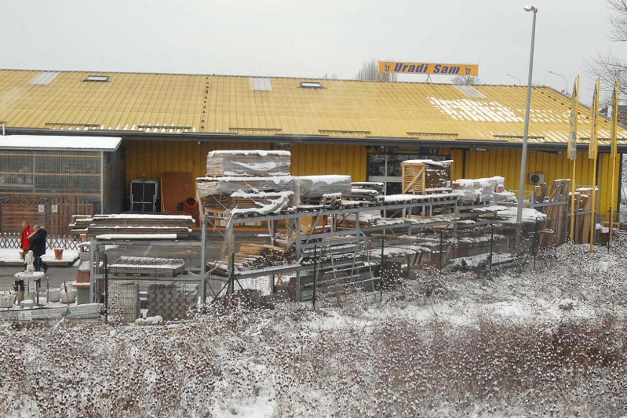 \'04.01.2011., Sisak - Gradski komunalni redari dobili su  vece ovlasti,pa ce moci kaznjvati i vlasnike trgovina zbog neuredjenog okolisa. Photo:Nikola Cutuk/PIXSELL\'