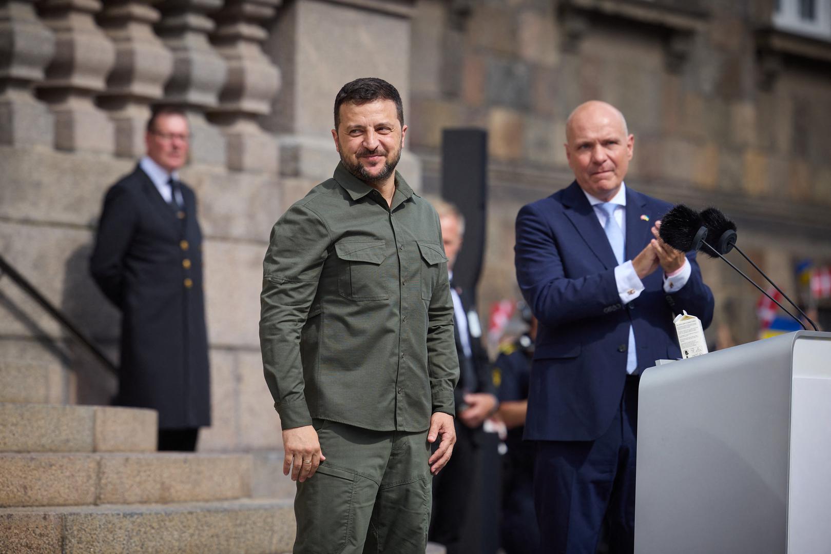 Njegovim odbijanjem evakuacije iz Kijeva uz poruku "Treba mi streljivo, a ne prijevoz" postao je globalni simbol otpora. Maslinasto-zelena odjeća postala je njegova uniforma, a časopis Time proglasio ga je osobom godine.