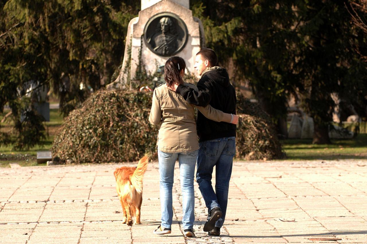 'VARAZDIN/MEDJIMURJE- 03.03.10., Cakovec, Hrvatska- Zaljubljeni mladic i djevojka vode psa u setnju u Perivoj Zrinskih. Photo: Vjeran Zganec Rogulja/PIXSELL'