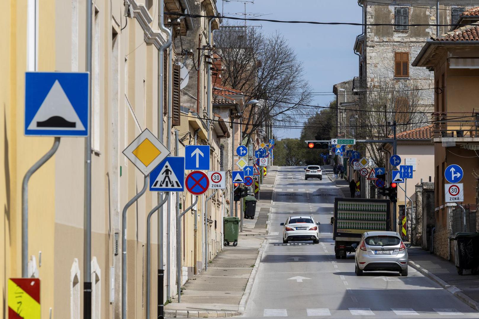 Stankovićeva ulica u Puli, posebno na križanju s Vukovarskom, simbol je preopterećene signalizacije koja istodobno upozorava, zabranjuje i zbunjuje. Ulica je doslovno zatrpana signalizacijom koja na pojedinim dijelovima djeluje gotovo nestvarno. Neki znakovi su postavljeni tik jedan uz drugi, a drugi se nadovezuju u nizu, stvarajući dojam vizualnog kaosa