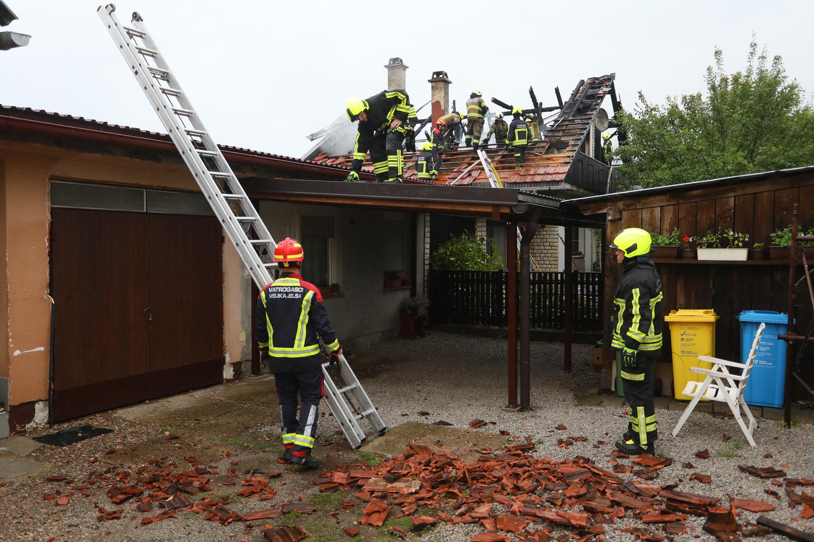 Vatrogasci su brzo stigli na mjesto događaja i započeli gašenje požara. Nažalost, tijekom intervencije došlo je do eksplozije, pri čemu je jedan vatrogasac teško ozlijeđen.
