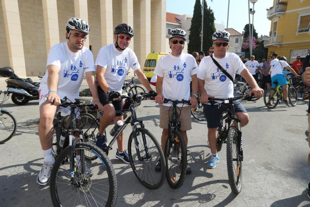 Kandidati X. izborne jedinice na listi HDZ-a predvodjeni Damirom Krsticevicem krenuli biciklima prema Solinu