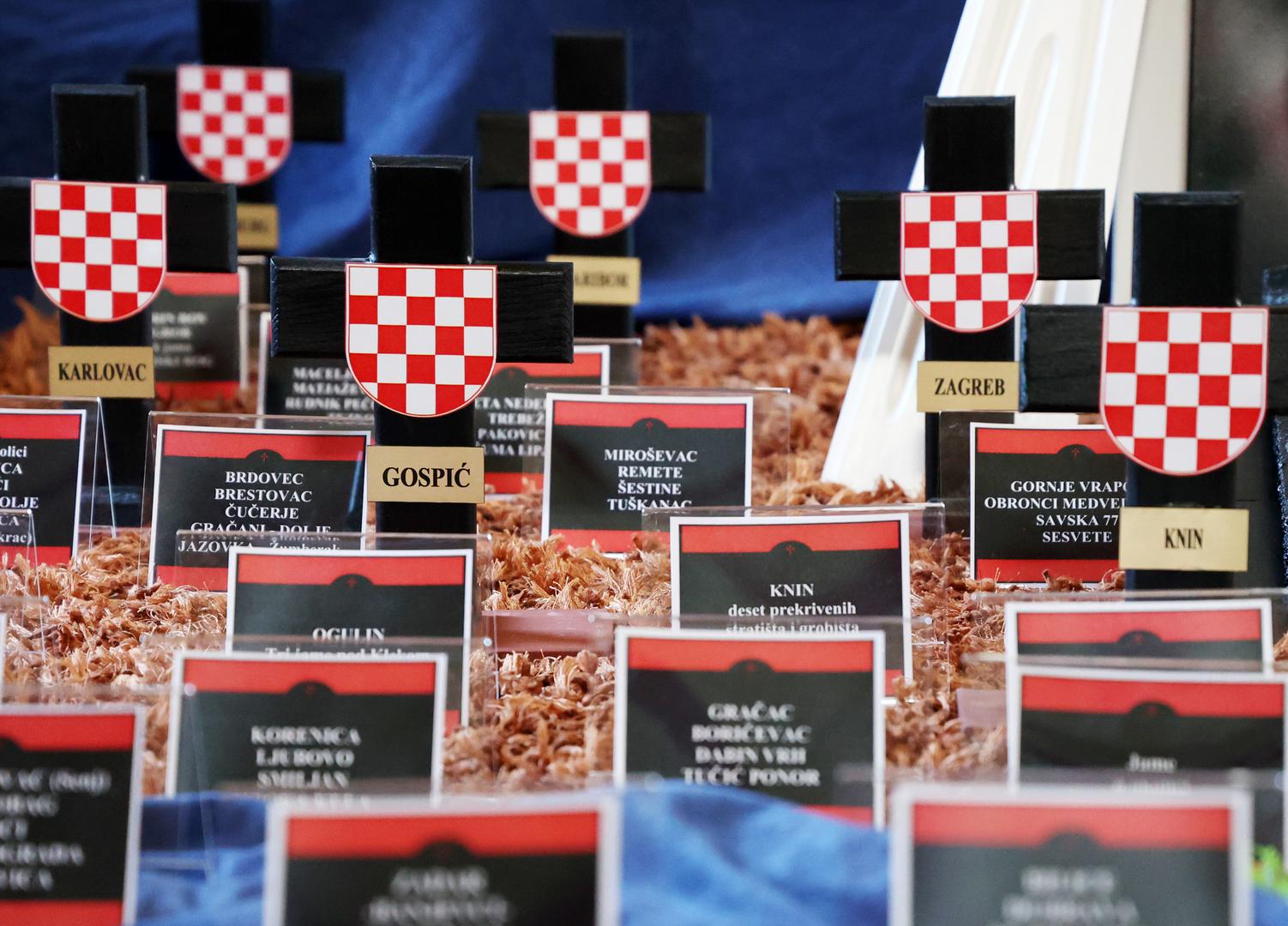  Ispred njih nalaze se crni križevi „ukrašeni“ hrvatskim grbovima s početnim bijelim poljem, kao i ploče s popisom jama i stratišta Hrvata u Drugom svjetskom ratu.

