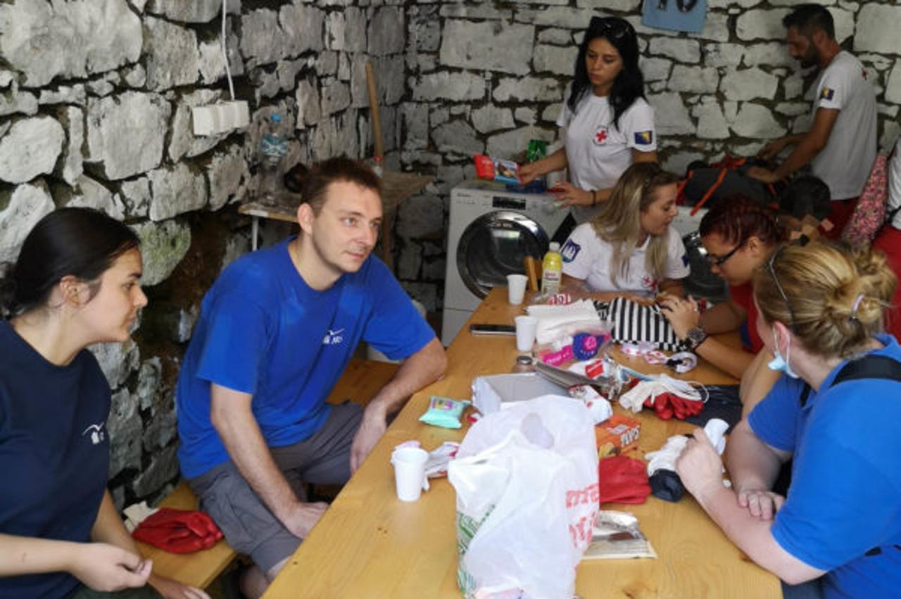 Bojan Glavašević pomaže izbjeglicama u kampu u BiH