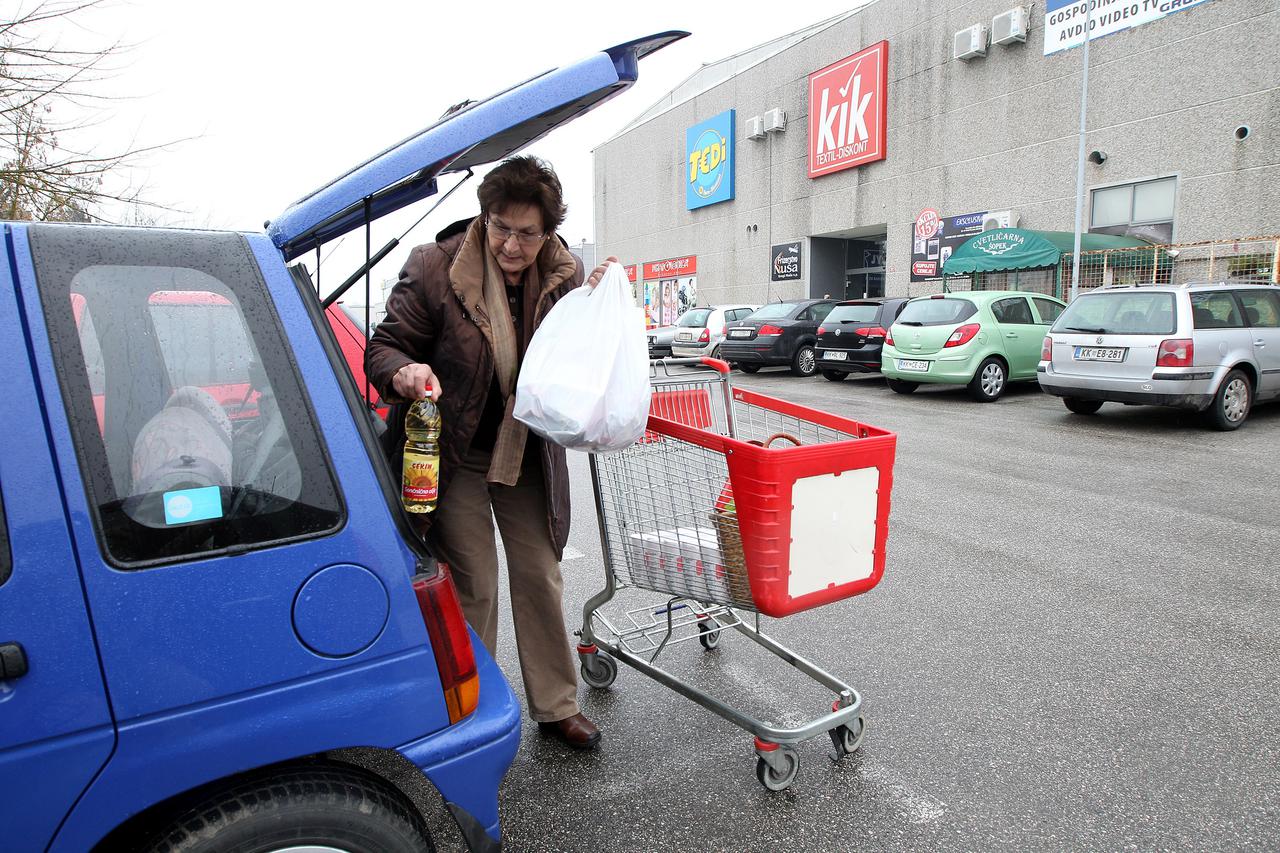 16.12.2014., Brezice, Slovenija - U Mercator, nekad omiljeno mjesto Zagrepcana i Samoboraca za kupovinu, otkad je Hrvatska u EU tek poneki dolaze. Milana Latincic. 