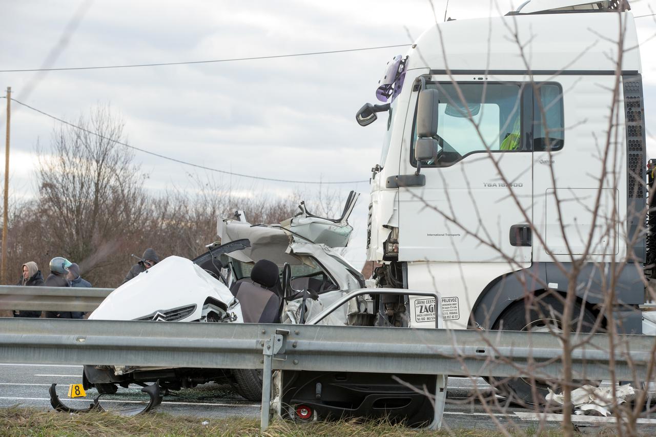 Đakovo: U sudaru kamiona i osobnog vozila smrtno stradala jedna osoba