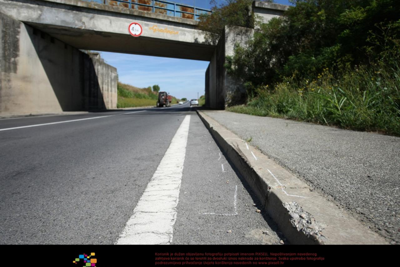 '07.09.2011., Osijek - Zeljeznicki most koji ide preko osjecke obilaznice u blizini Sarvasa postao opasno mjesto za vozace osobnih automobila. Na tom se mjestu vec dogodilo nekoliko teskih prometnih n