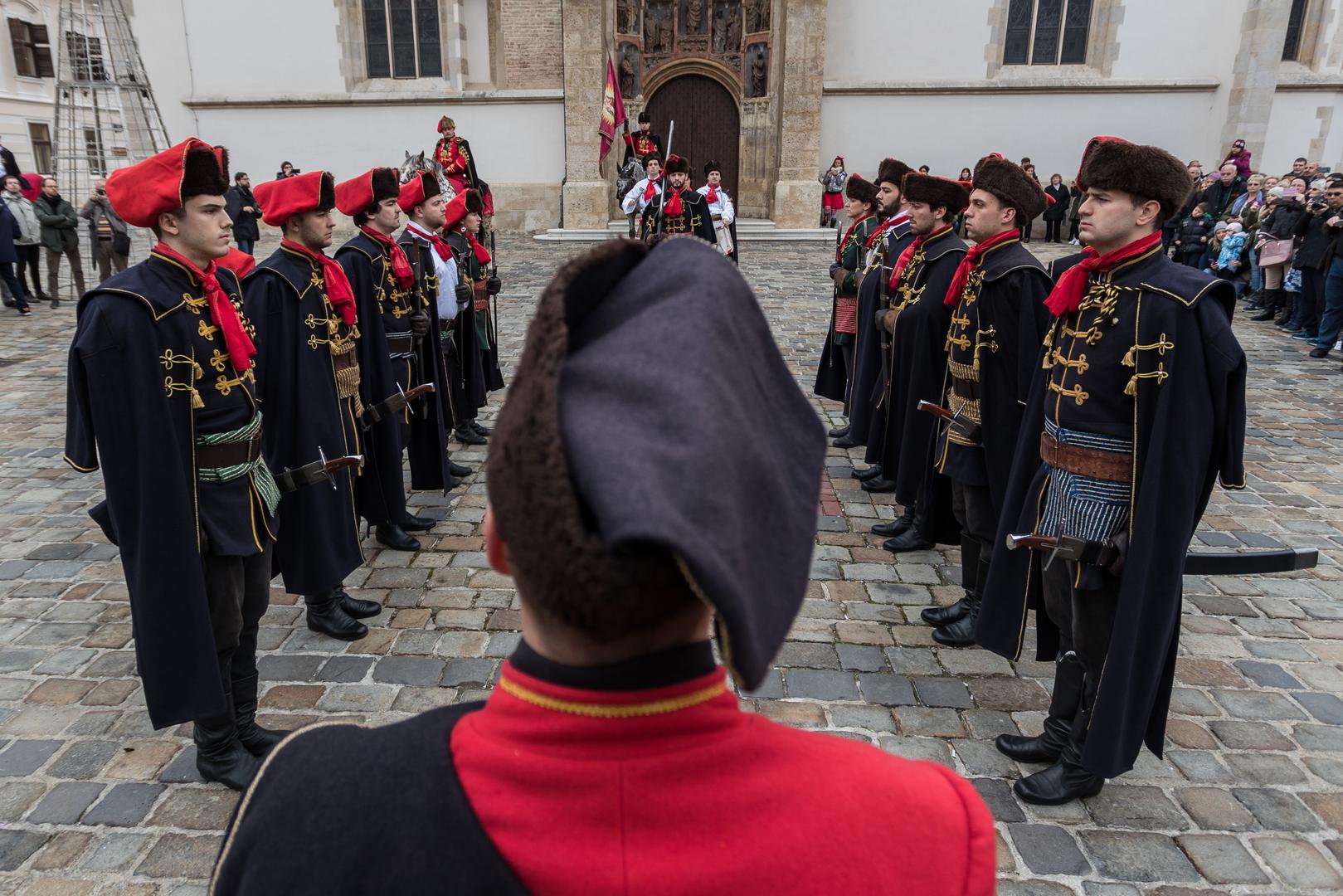 Točno u podne održano je tradicionalno izdanje novogodišnje Smjene straže koju je Kravat pukovnija izvela ispred Crkve sv. Marka.