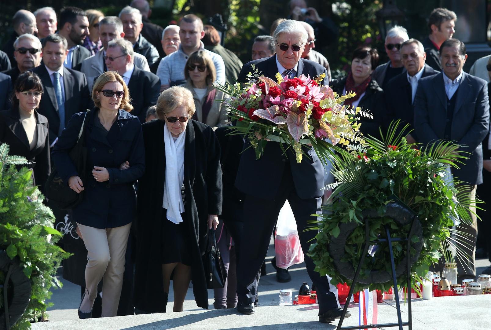 01.11.2013., Zagreb - Povodom blagdana Svih svetih obitelj Tudjman na celu sa Miroslavom i Ankicom polozilo je vijenac i zapaljene svijece na grob prvog predsjednika Republike Hrvatske Franje Tudjmana.rPhoto: Sanjin Strukic/PIXSELL