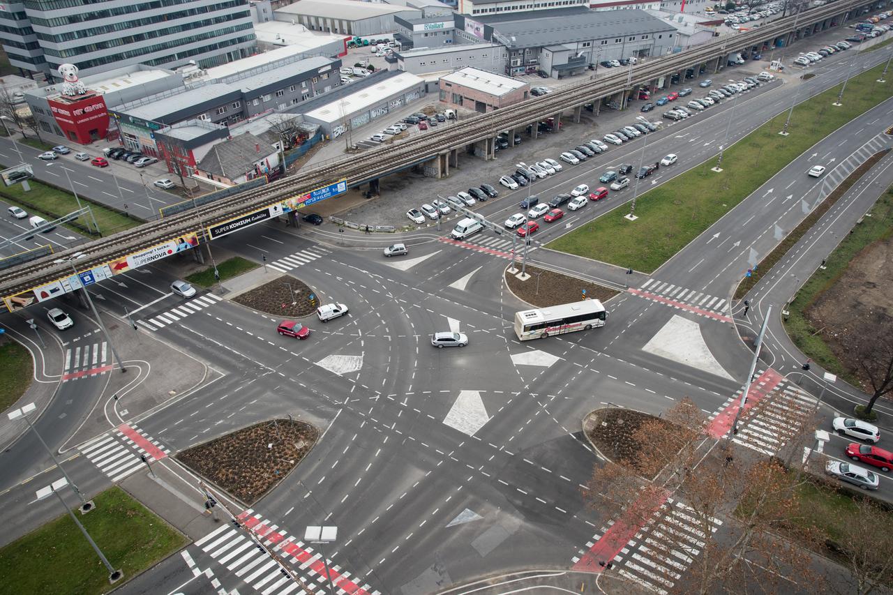 Panorama grada s terase nebodera u Heinzelovoj 