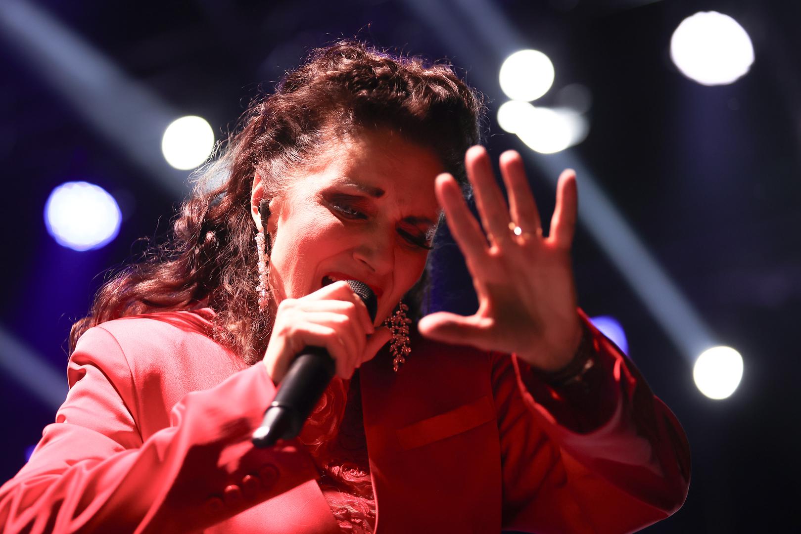 Koncert je otvorila pjesmom "Marija Magdalena", nakon čega se okupljenima obratila emotivnim riječima.