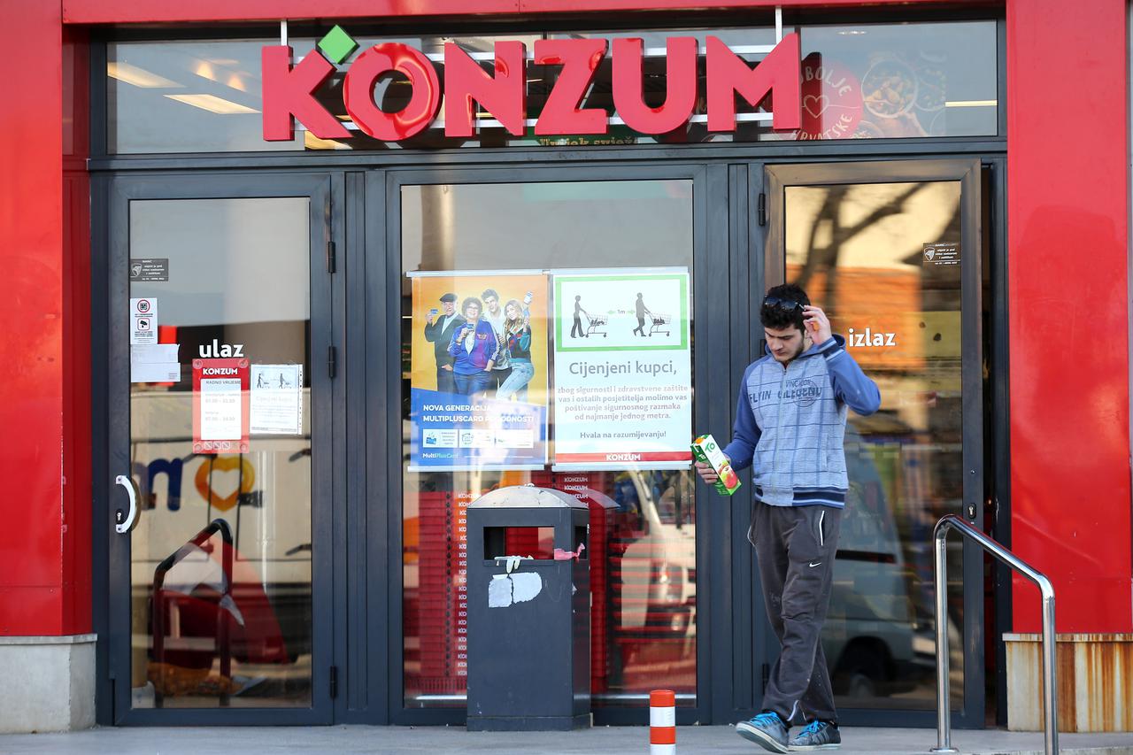 Šibenik: Konzum na ulazu u svoje trgovine plakatima upozorava kupce da se pridržavaju zaštitnih mjera