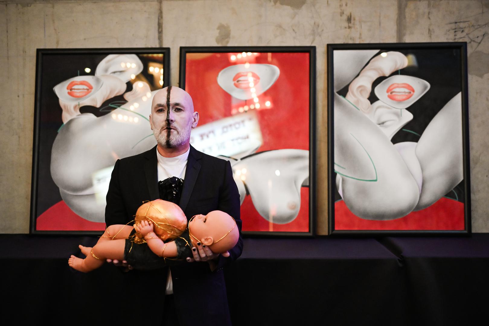 Performans evocira osjećaj da se iza blještavila slave i glamura nalazi nešto ranjeno i nedodirljivo. Stoga performans ne izražava fascinaciju mitom, nego tihi pijetet prema tragičnoj figuri glumice
