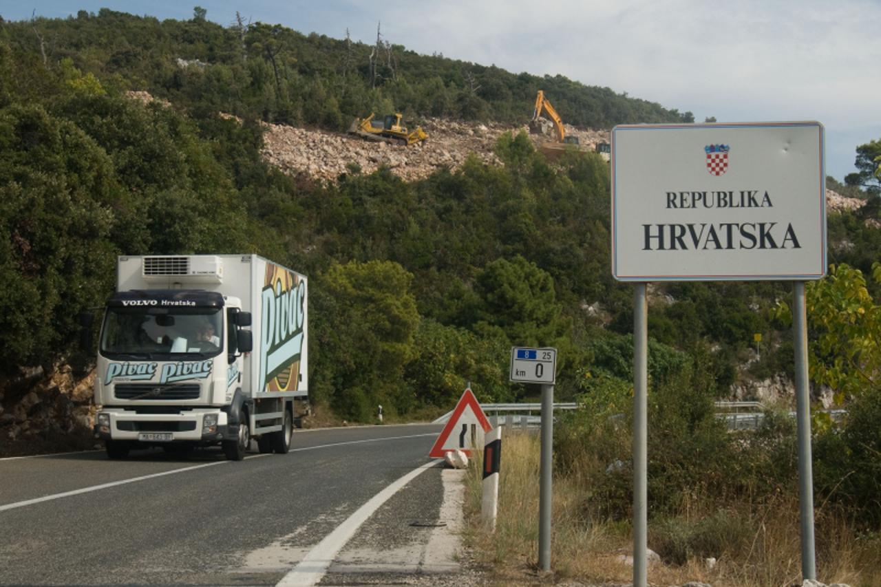 \'bih...klek...25.09.2011...tranzit hr-bih, granica izmedju bih i hr, hrvatska gradi nove granicne prijelaze foto:zoran grizelj vecernji list\'