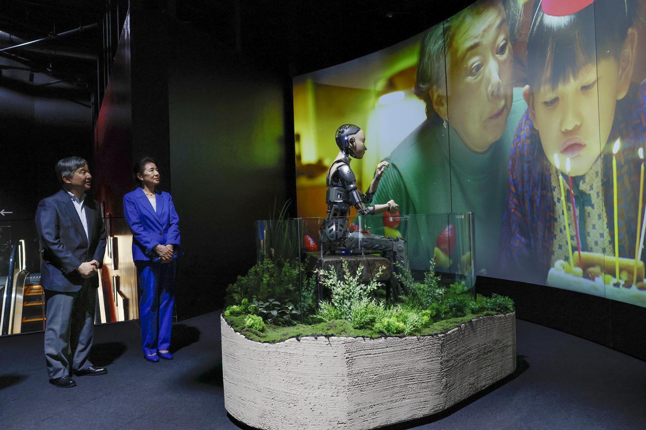 Japan emperor, empress visit Osaka expo