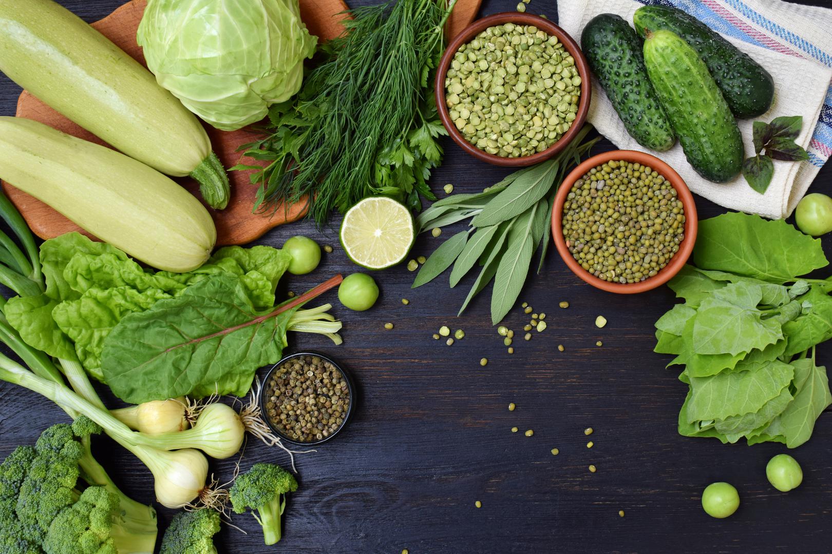 Lisnato povrće - Zelena salata, špinat, kelj i gorušica bogati su vitaminima A, C, E i K te sadrže antioksidanse koji pomažu osloboditi toksine iz tijela. Oni obiluju kalcijem, magnezijem i kalijem što igra veliku ulogu u regulaciji krvnog tlaka.