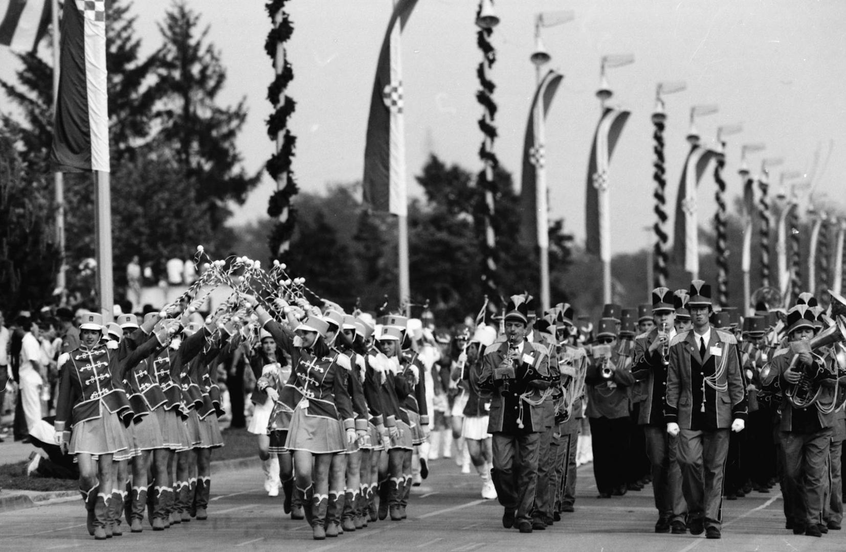29.05.1995., Zagreb, Jarun - Mimohod Oruzanih snaga Republike Hrvatske u povodu svecanog obiljezavanja Dana drzavnosti odrzan je pred brojnim gradjanima na zagrebackom jezeru Jarun. Pred vrhovnim zapovjednikom OS, predsjednikom dr. Franjom Tudjmanom i brojnim uzvanicima predefilirale su Zagrebacke mazoretkinje. Photo: Sinisa Hancic/PIXSELL