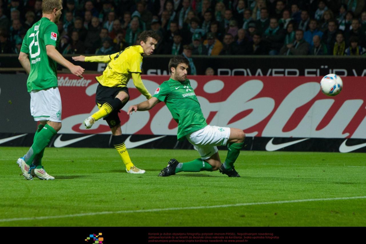 \'14.10.2011, Weser Stadion, Bremen, GER, 1.FBL, Werder Bremen vs Borussia Dortmund, im Bild 0:1 durch Ivan Perisic (Dortmund #14)  Sokratis (Bremen #22) kommt zu spät  // during the Match GER, 1.FBL,