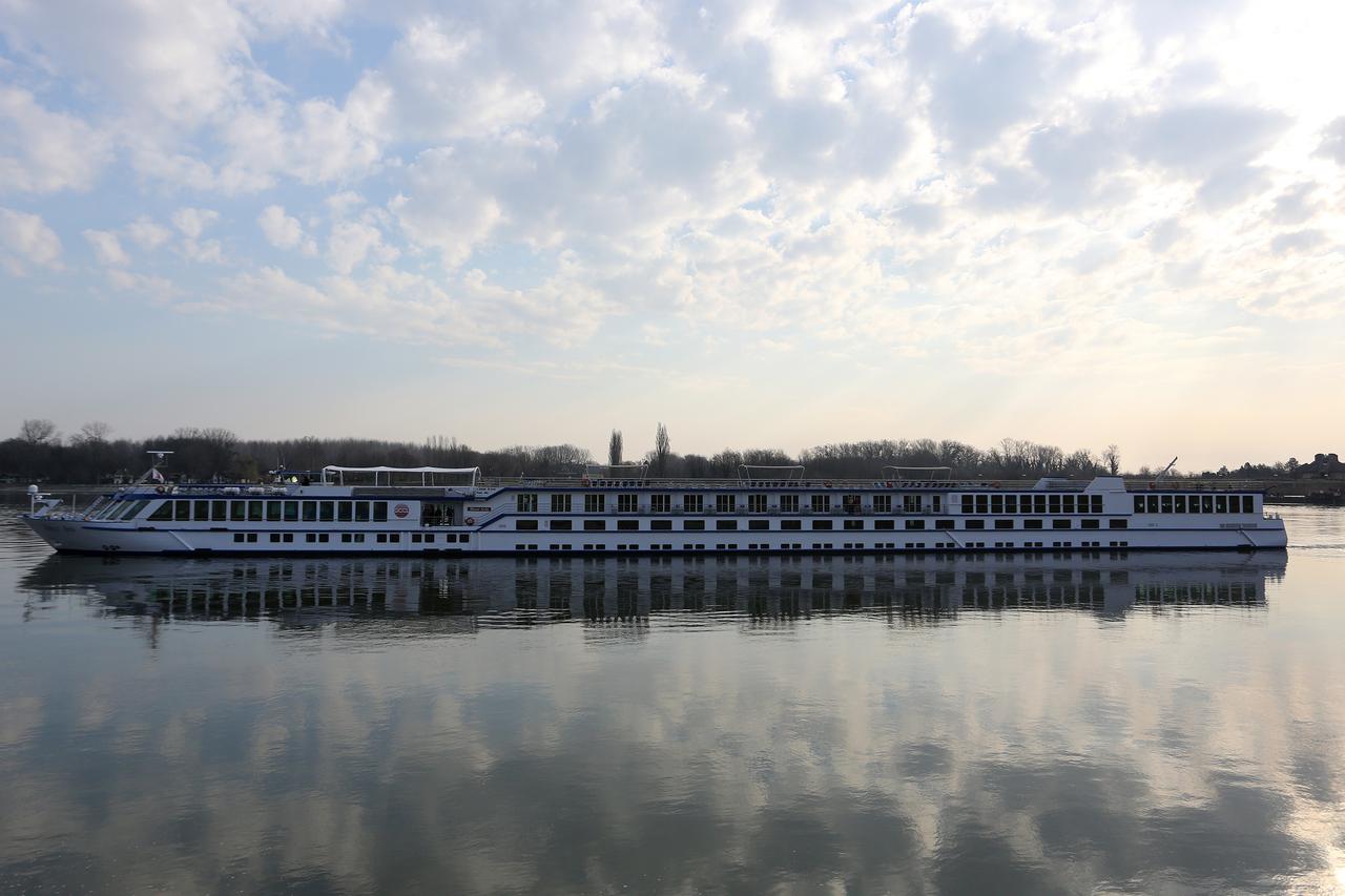 18.03.2015., Batina - Prvi rijecni kruzer stigao je na novo pristaniste za putnicke brodove koje je i samim time otvoreno.  Photo: Marko Mrkonjic/PIXSELL