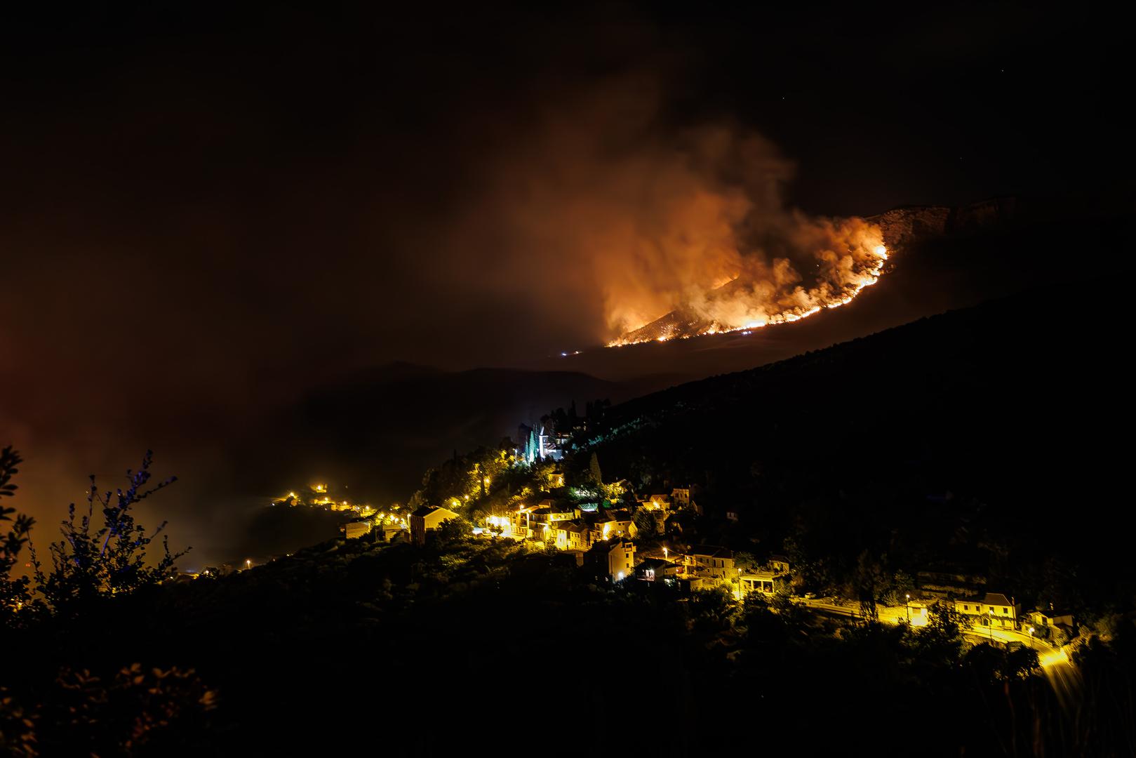U gašenju požara sudjelovalo je više od stotinu vatrogasaca, uz pomoć protupožarnih zrakoplova, a nepristupačan i strm teren dodatno je otežavao intervenciju. 