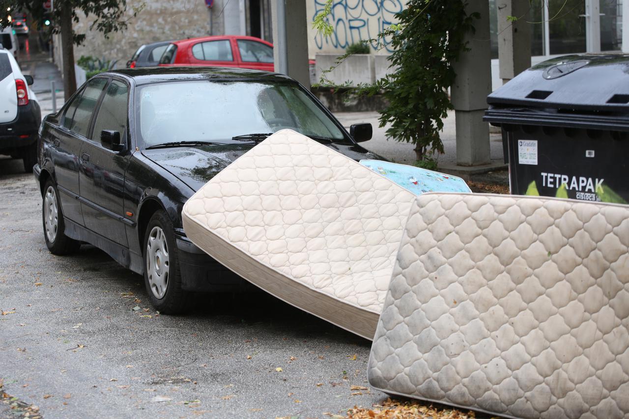 Split: Obilna kiša stvorila probleme u prometu i poplavila ceste