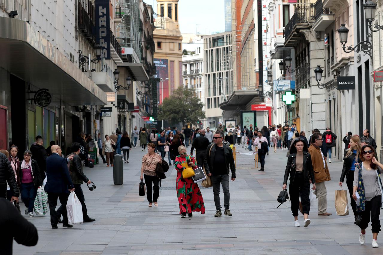 Businesses of Chinese owners have closed to the public under the pretext of vacations or reforms in Madrid
